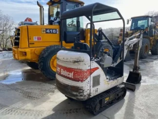 BOBCAT E14 com 3 baldes e martelo hidráulico