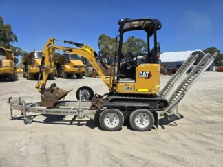 2021 CATERPILLAR 301.7CR + 3 baldes + reboque